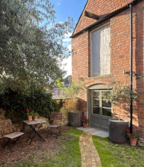 Victorian Red Brick Barn in the Heart of Stamford